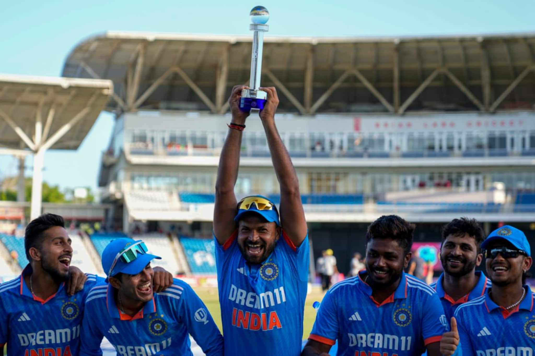 വെസ്റ്റിൻഡ‍ീസിനെതിരായ മൂന്നാം ഏകദിനത്തിൽ 200 റൺസിന്റെ വമ്പൻ ജയം; പരമ്പര ഇന്ത്യയ്ക്ക്