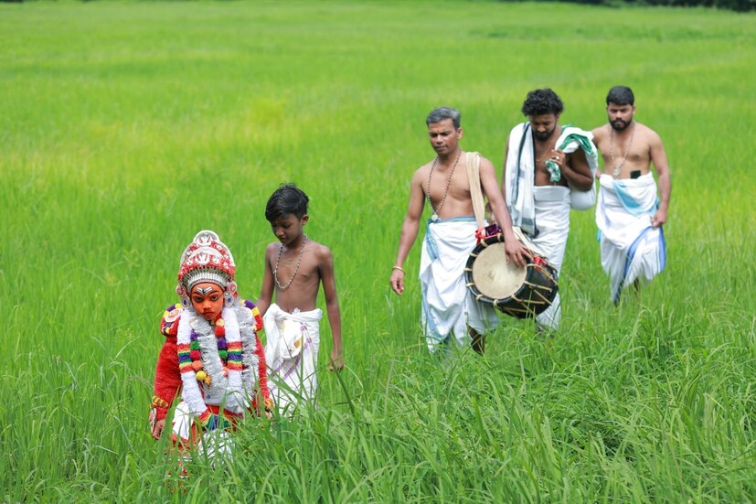  പാര്‍വ്വതിയും പരമേശ്വരനുമാണ്‌ ഈ തെയ്യങ്ങളുടെ അടിസ്‌ഥാനം. ആടി എന്ന പാര്‍വ്വതി വേഷം കെട്ടുന്നത്‌ വണ്ണാന്‍ സമുദായത്തിലെ കുട്ടികളും വേടന്‍ എന്ന ശിവവേഷം കെട്ടുന്നത്‌ മലയന്‍ സമുദായത്തിലെ കുട്ടികളുമാണ്‌.