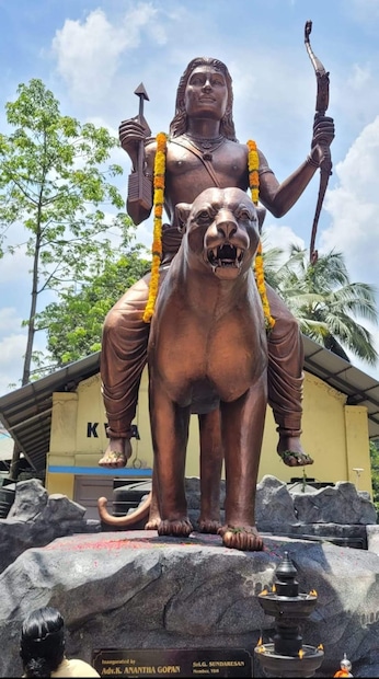  വ്യവസായിയും അമ്പലക്കര ഫിലിംസ് ഉടമയുമായ കൊട്ടാരക്കര സ്വദേശി ബൈജു അമ്പലക്കരയാണ് നേർച്ചയായി ശില്‍പം സമര്‍പ്പിച്ചിരിക്കുന്നത്. 28 അടി ഉയരുമുള്ള ശില്‍പം ഒരു വര്‍ഷത്തോളമെടുത്താണ് പൂര്‍ത്തിയാക്കിയത്.