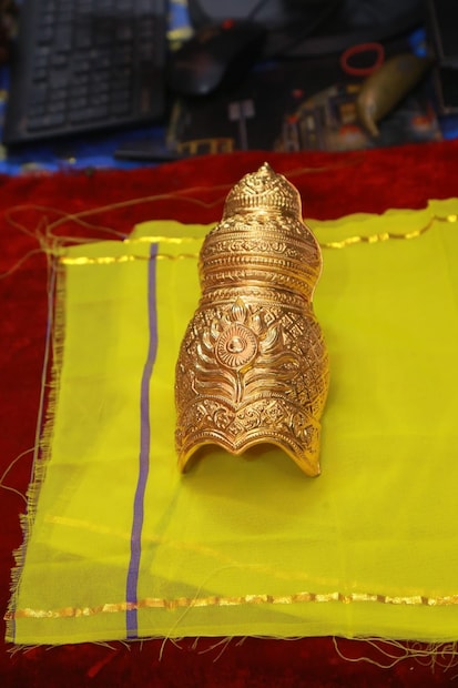  ഗുരുവായൂരപ്പന് വഴിപാടായി സ്വര്‍ണക്കിരീടം സമര്‍പ്പിച്ച് തമിഴ്നാട് മുഖ്യമന്ത്രി എം.കെ സ്റ്റാലിന്‍റെ ഭാര്യ ദുര്‍ഗ്ഗ സ്റ്റാലിന്‍. 32 പവന്‍ തൂക്കം വരുന്ന സ്വര്‍ണ്ണക്കീരിടത്തിന് 14 ലക്ഷത്തിലേറെ വില വരും<span style="color: #333333; font-size: 1rem;">. </span>