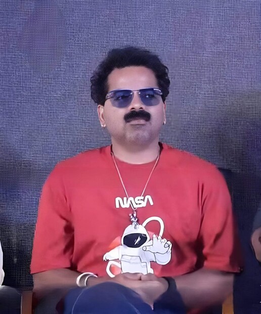  ‘അപ്പന്‍ സിനിമയുടെ സംവിധായകനായ മജുവിൻ്റെ പുതിയ ചിത്രത്തിന് വേണ്ടിയുള്ള ലുക്കാണിത്. ആ സിനിമയില്‍ ഞാന്‍ അഭിനയിച്ചുകൊണ്ടിരിക്കുകയാണ് ഞാന്‍. ഭയങ്കര ഇന്‍ട്രസ്റ്റിങ് ആയിട്ടുള്ള സിനിമയാണത്. ഇന്ററസ്റ്റിങ് ആയിട്ടുള്ള കഥാപാത്രവുമാണ്.അതുകൊണ്ടാണ് ഈ കോലത്തില്‍ എത്തിയത്’