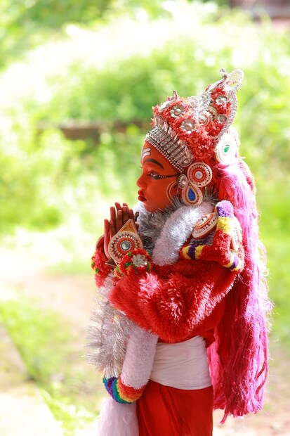  വണ്ണാന്‍, മലയന്‍ കോപ്പാളന്‍ തുടങ്ങിയ വിഭാഗകാരാണ്‌ ആടി വേടന്‍ കെട്ടുന്നത്‌. ഓരോ വിഭാഗങ്ങളും പ്രത്യേക ദൈവ സങ്കല്‍പ്പങ്ങള്‍ അനുസരിച്ചാണ്‌ തെയ്യം കെട്ടുക. ആടിവേടന്മാര്‍ ആടി മഞ്ഞള്‍ പൊടിയും ചുണ്ണാമ്പും ചേര്‍ത്ത ഗുരുതി വെള്ളം മുറ്റത്ത്‌ കത്തിച്ചുവെക്കുന്ന നില വിളക്കിന്‌ ചുറ്റം ഒഴിക്കുന്നതോടെ ദോഷങ്ങള്‍ പടിയിറങ്ങുമെന്നാണ്‌ വിശ്വാസം.