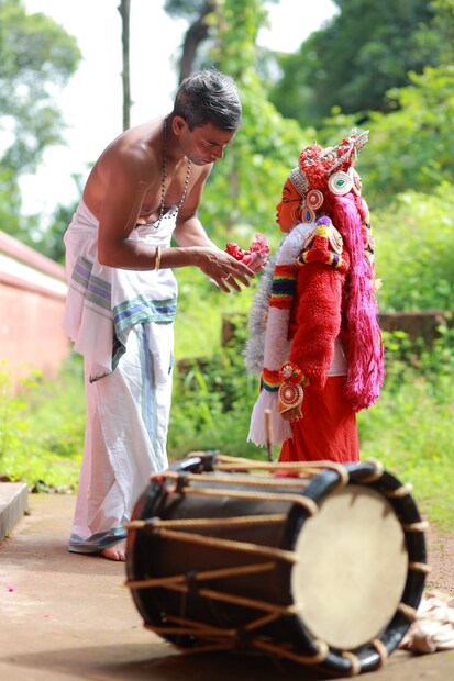  കോലം കെട്ടാന്‍ പുതുതലമുറയില്‍ ആളില്ലാതായതോടെ ആടിവേടന്‍മാര്‍ അന്യം നിന്നുപോയിരിക്കുന്ന അവസ്ഥയാണിന്ന്‌. കര്‍ക്കിടകത്തിലെ ഏഴാം നാള്‍ തുടങ്ങി പതിനാറാം നാള്‍ വരെയാണ്‌ മലയസമുദായത്തില്‍പ്പെട്ടവര്‍ക്ക്‌ ആടിവേടന്‍ കെട്ടി വീടുകളില്‍ പോകാന്‍ അവകാശമത്രേ.