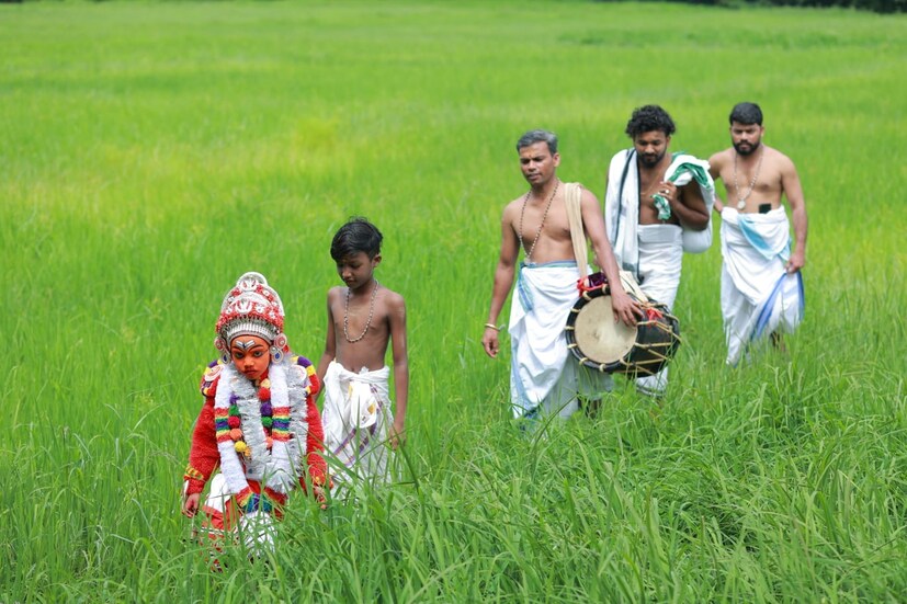  പതിനാറു മുതല്‍ ഇരുപത്തെട്ടാം നാള്‍ വരെയുള്ള ദിവസങ്ങളില്‍ വണ്ണാന്‍ സമുദായക്കാര്‍ക്കും ആടിവേടന്‍ കെട്ടി വീടുകളില്‍ പോകാം. പാർവ്വതീരൂപമായ ആടിത്തെയ്യത്തെ കർക്കിടോത്തി എന്നും വിളിക്കുന്നു.