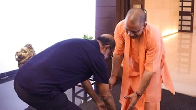  ഉത്തര്‍പ്രദേശ് മുഖ്യമന്ത്രി യോഗി ആദിത്യനാഥിനെ സന്ദര്‍ശിച്ച് തമിഴ് സൂപ്പര്‍ താരം രജനികാന്ത്. ലഖ്നൗവിലെ ഔദ്യോഗിക വസതിയിലെത്തിയാണ് രജനി യുപി മുഖ്യമന്ത്രിയെ കണ്ടത്. കാറില്‍ നിന്ന് നേരെയിറങ്ങിയ സൂപ്പര്‍ സ്റ്റാര്‍ യോഗി ആദിത്യനാഥിന്‍റെ കാല്‍ തൊട്ടുവണങ്ങിയാണ് തന്‍റെ ആദരവ് പ്രകടിപ്പിച്ചത്