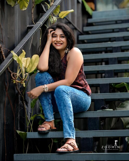  മോഡേൺ വേഷങ്ങൾ ധരിക്കാൻ അഭയക്ക് താല്പര്യമേറെയുണ്ട്. അതുപോലെത്തന്നെ പരമ്പരാഗത വസ്ത്രങ്ങളിലും അഭയ തിളങ്ങാറുണ്ട്. എല്ലാ തരം ലുക്കിലും അഭയയെ ഇൻസ്റ്റഗ്രാം പേജിൽ കാണാം