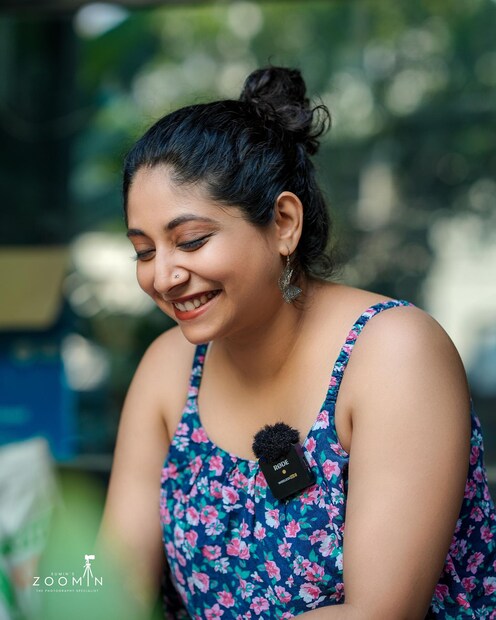  ഏറെ കോളിളക്കം സൃഷ്‌ടിച്ച, ഗോപി സുന്ദറുമായുള്ള ലിവിങ് ടുഗെദർ ബന്ധം അവസാനിച്ചതിന് ശേഷം ഒരു വർഷത്തിലധികം പിന്നിട്ടപ്പോഴാണ് ഇത്തരമൊരു ചിത്രം അഭയ പോസ്റ്റ് ചെയ്തത്. പൂമ്പാറ്റ ആയി എന്നായിരുന്നു ക്യാപ്‌ഷൻ. പക്ഷേ ആരാധകർ സ്നേഹം കൊണ്ട് മൂടി കൊതിതീരും മുൻപേ ആ പോസ്റ്റ് അവിടെ നിന്നും അപ്രത്യക്ഷമായി (തുടർന്ന് വായിക്കുക)