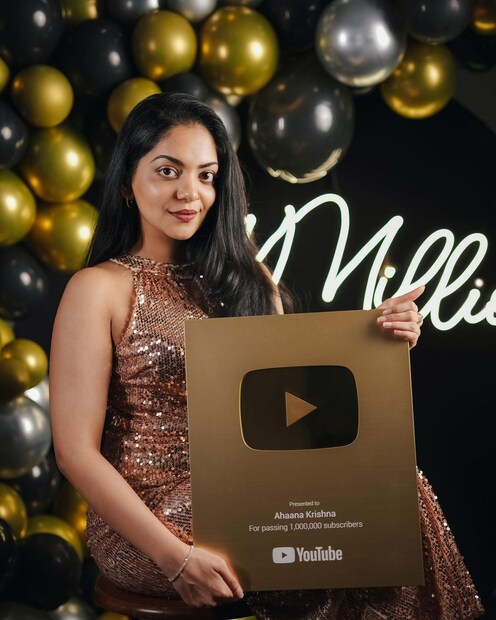  നീണ്ട മൂന്നു വർഷത്തെ കാത്തിരിപ്പിനടുവിൽ ആ നേട്ടം അഹാനയെ തേടിയെത്തി. യൂട്യൂബ് ചാനൽ കുടുംബത്തിൽ അഹാനയെ ഫോളോ ചെയ്യാൻ ഇനി 10 ലക്ഷം പേരുണ്ടാകും. സന്തോഷ വാർത്ത ഇവിടെ തീരുന്നില്ല. മൊത്തം വൺ മില്യൺ ഫോളോവേഴ്‌സിനെ തികച്ച നേട്ടത്തിന് അഹാനയ്ക്ക് യൂട്യൂബ് ഗോൾഡൻ പ്ലേബട്ടൺ ലഭിച്ചിരിക്കുന്നു (തുടർന്ന് വായിക്കുക)