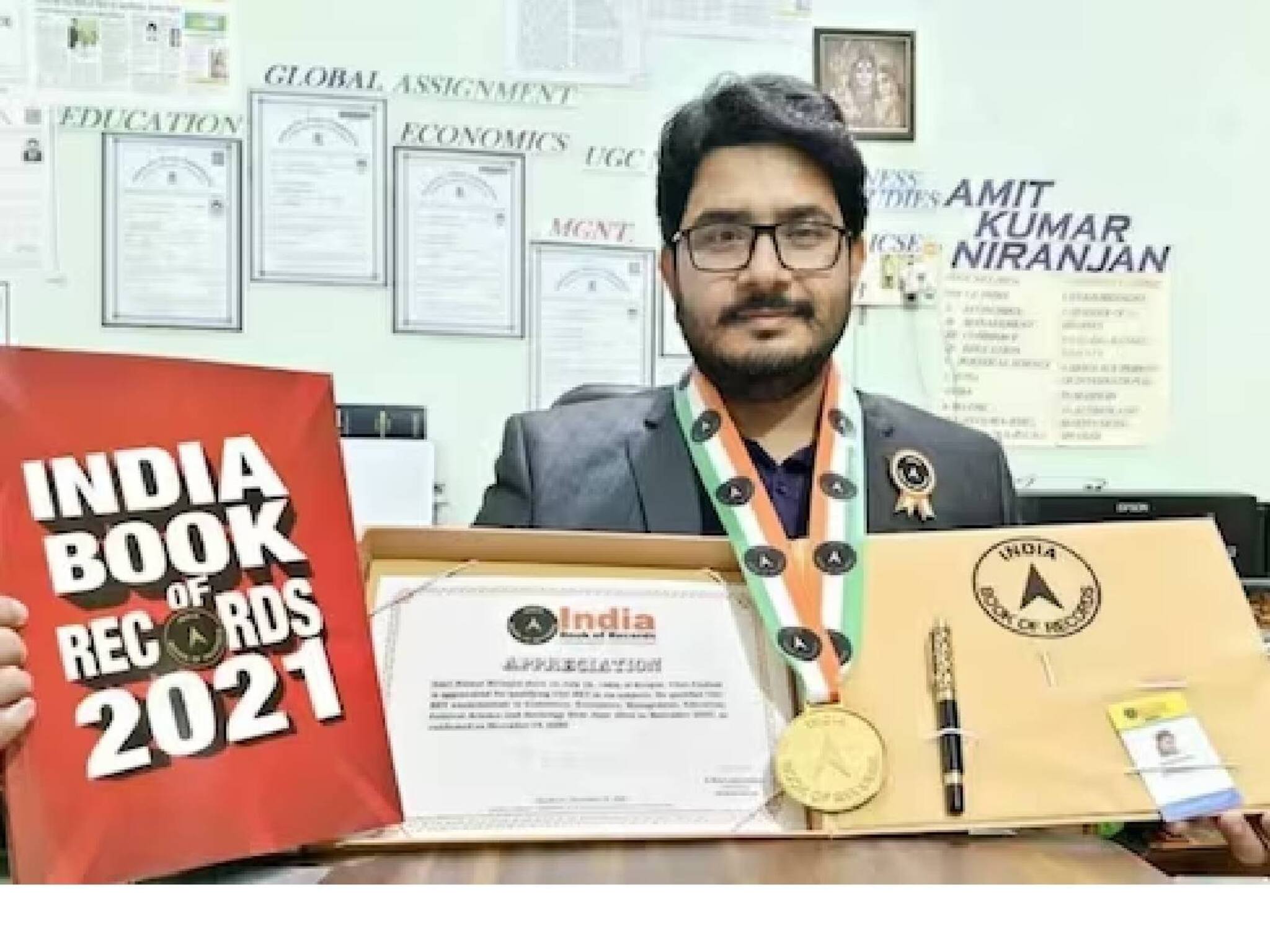 എട്ട് ബിരുദാനന്തര ബിരുദം, ഏഴ് വിഷയങ്ങളിൽ യുജിസി നെറ്റ് യോഗ്യത; റെക്കോർഡ് തിളക്കവുമായി അധ്യാപകൻ