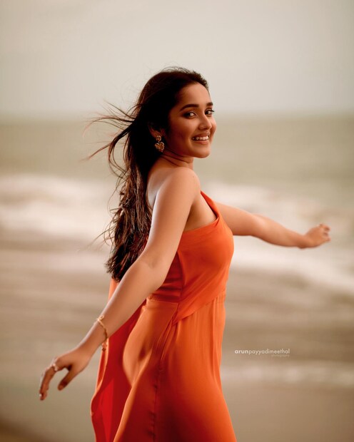  ബാലതാരമായി സിനിമയിലെത്തിയ അനിഖ, നായികാ പ്രാധാന്യമുള്ള റോളുകളിലേക്ക് മെല്ലെ ചുവടുകൾ മുന്നോട്ടെടുക്കുകയാണ്. ചെറിയ പ്രായത്തിൽ തന്നെ മമ്മൂട്ടി, നയൻ‌താര, അജിത്കുമാർ എന്നിവരുടെ ചിത്രങ്ങളിൽ അഭിനയിക്കാനുള്ള അവസരം അനിഖയെ തേടിയെത്തിക്കഴിഞ്ഞു