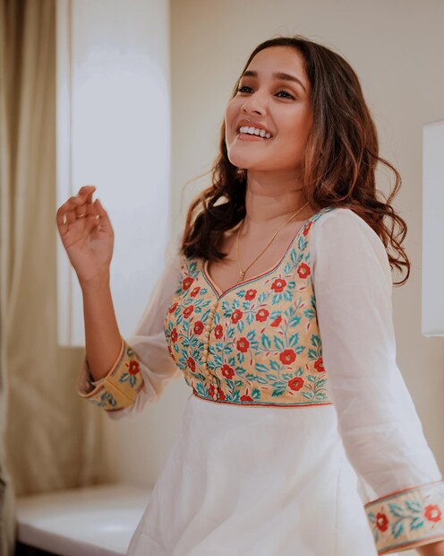  എന്നാൽ സിനിമയെ ഗംഭീര ഹിറ്റ് എന്ന് കൂടി പറഞ്ഞ അനിഖയ്ക്ക് കമന്റിൽ രൂക്ഷമായ ആക്രമണം നേരിടേണ്ടി വന്നു. സമ്മിശ്ര പ്രതികരണം നേടിയ ചിത്രമാണ് 'കിംഗ് ഓഫ് കൊത്ത'. പലരും സിനിമയിൽ വലിച്ചുനീട്ടൽ ഉണ്ടായി എന്ന് പരാതിപ്പെടുകയുമുണ്ടായി