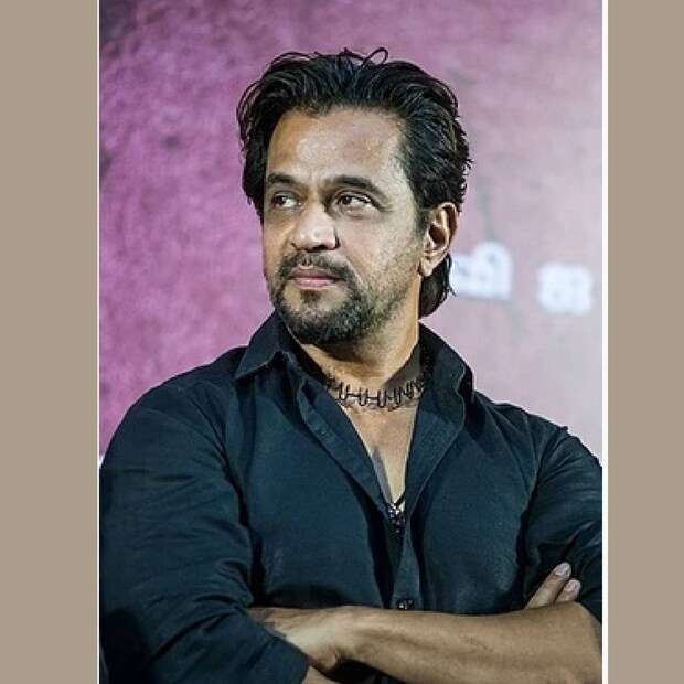  41 സെക്കൻഡ് നീളുന്ന ഗ്ലിമ്പ്സ് വീഡിയോ ആയിരുന്നു കഴിഞ്ഞ ദിവസം പുറത്തിറങ്ങിയത്. ഇതിന്റെ അവസാനം നടൻ ബാബു ആന്റണിയെയും കാണാം. പക്ഷേ ഈ വേഷത്തിനായി ക്ഷണിച്ചതും ആ റോൾ മലയാളത്തിന്റെ സൂപ്പർ യുവ നടൻ വേണ്ടെന്നു വച്ചു എന്നാണ് റിപോർട്ടുകൾ