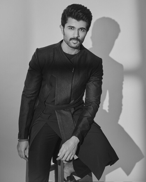  തെലുങ്ക് സിനിമാ ലോകത്തെ മാറ്റിയ സംവിധായകനാണ് ചിരഞ്ജീവി. അദ്ദേഹത്തിന്റെ വരവോടെ അന്നുവരെ ഉണ്ടായിരുന്ന ആക്ഷൻ, നൃത്തം, പ്രകടനം എന്നിവയെല്ലാം ആകെ മാറി. സിനിമയിലേക്ക് വരാൻ നിരവധി പേർക്ക് അദ്ദേഹം പ്രചോദനമായി.