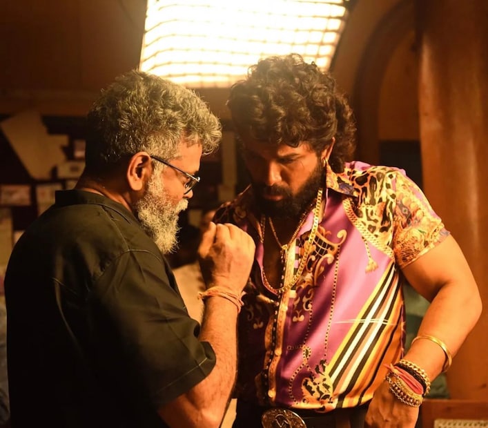  മികച്ച നടനുളള ദേശീയ പുരസ്കാരം നേടുന്ന ആദ്യ തെലുങ്ക് താരമെന്ന ബഹുമതിയും അല്ലു അർജുൻ ഇതോടെ സ്വന്തമാക്കി. പുരസ്കാര പ്രഖ്യാപനത്തിനു പിന്നാലെ പുഷ്പയുടെ സംവിധായകൻ സുകുമാറിനെ കെട്ടിപ്പിടിച്ച് പൊട്ടിക്കരയുന്ന അല്ലു അർജുന്റെ വീഡിയോ സോഷ്യൽമീഡിയയിൽ വൈറലായിരിക്കുകയാണ്.
