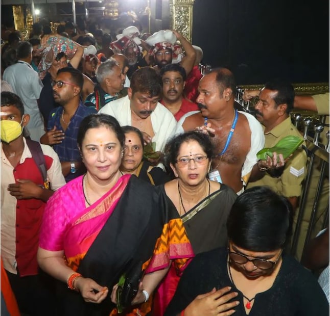  ഇരുമുടിക്കെട്ടുമായി കുടുംബാംഗങ്ങള്‍ക്കൊപ്പമാണ് പ്രിയനടി കന്നിമല ചവിട്ടിയത്. പുലര്‍ച്ചെ നിര്‍മ്മാല്യ ദര്‍ശനവും ഗണപതിഹോമവും നെയ്യഭിഷേകവും തൊഴുത താരം വഴിപാടുകളും നടത്തി. 