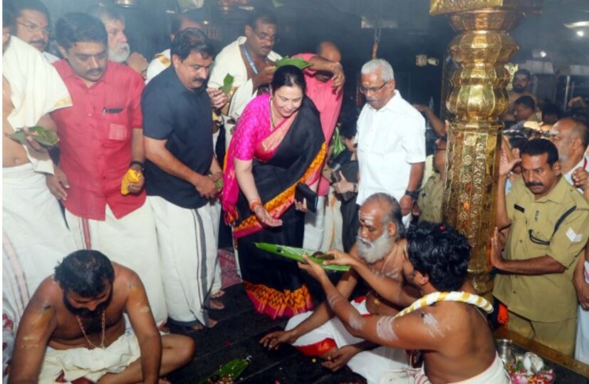  ചിങ്ങമാസപ്പുലരിയില്‍ സന്നിധാനത്തെത്തിയ ഗീതയുടെ കന്നി ശബരിമല യാത്രക്കൂടിയായിരുന്നു ഇത്.  തന്ത്രി കണ്ഠരര് മഹേഷ് മോഹനര്, മേൽശാന്തി എസ് ജയരാമൻ പോറ്റി എന്നിവരെ സന്ദര്‍ശിച്ച ഗീത ഇരുവരില്‍ നിന്നും പ്രസാദം സ്വീകരിച്ചു.