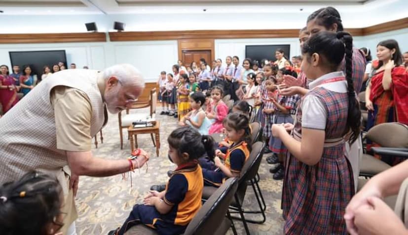  വിദ്യാർത്ഥികളുമായി ഏറെ നേരം സംവദിച്ചതിനു ശേഷമാണ് പ്രധാനമന്ത്രി സ്‌കൂളിൽ നിന്നും മടങ്ങിയത്.