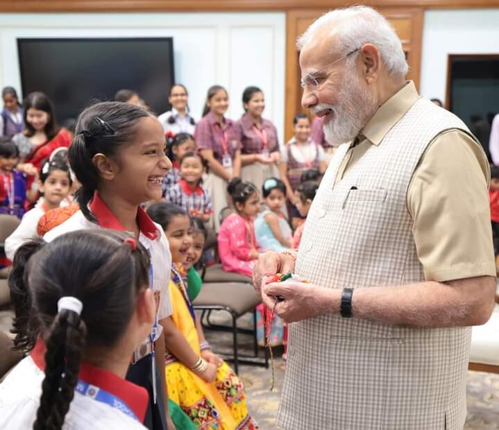  രാജ്യത്തുടനീളം രക്ഷാബന്ധന്‍ ആഘോഷിക്കുകയാണ്.
