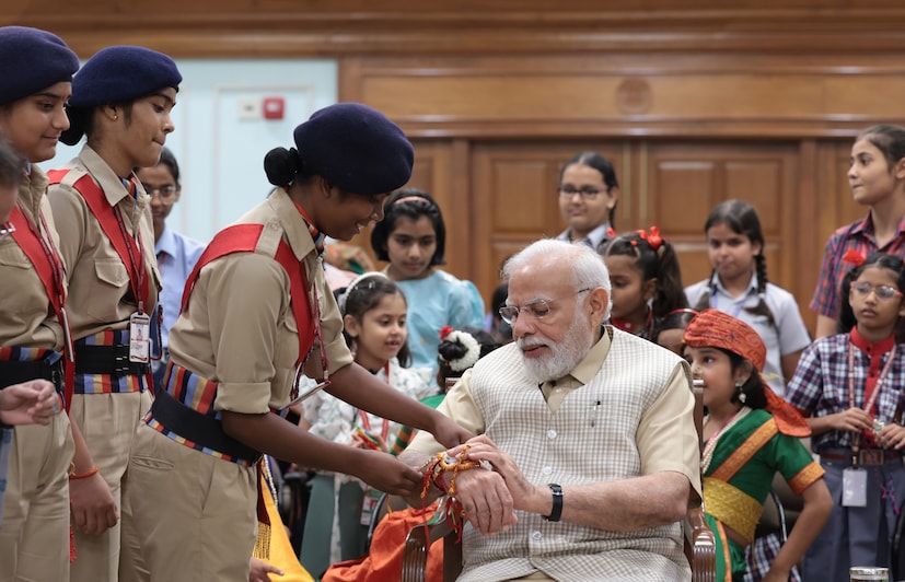  ഇപ്പോൾ കുട്ടികൾക്കൊപ്പം അദേഹം രക്ഷാബന്ധൻ ആഘോഷിക്കുന്ന ചിത്രങ്ങളാണ് സോഷ്യൽമീഡിയയിൽ തരംഗമാകുന്നത്.
