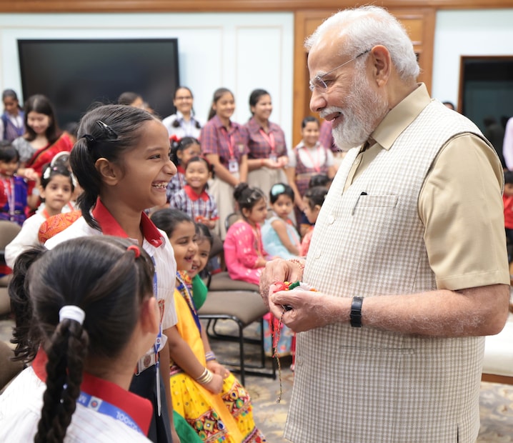  പ്രധാനമന്ത്രിയുടെ ഔദ്യോഗിക ഫേസ്ബുക്ക്, ട്വിറ്റർ പേജുകളിലൂടെ പങ്കുവെച്ച ചിത്രങ്ങളാണ് വൈറലായത്.