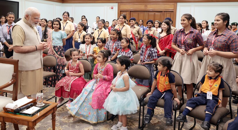  ചന്ദ്രയാൻ -3 ദൗത്യത്തിന്റെ സമീപകാല വിജയത്തെക്കുറിച്ച് കുട്ടികൾ സംസാരിക്കുകയും വരാനിരിക്കുന്ന ആദിത്യ എൽ -1 ദൗത്യത്തെക്കുറിച്ചുള്ള ആവേശം പ്രകടിപ്പിക്കുകയും ചെയ്തു.