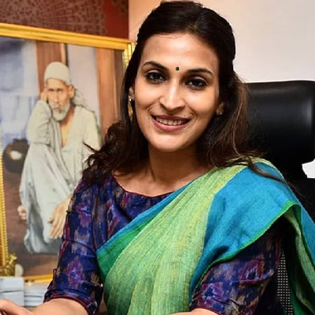  ഐശ്വര്യ രജനീകാന്ത് രണ്ടാമത് ഒരു വിവാഹത്തിന് തയ്യാറെടുക്കുകയാണ് തമിഴ് സിനിമയുമായി ബന്ധപ്പെട്ടയാളാണ് വരന്‍ എന്നും, എന്നാല്‍ ഇത് രജനികാന്തിനോട് പറഞ്ഞപ്പോള്‍ അദ്ദേഹം ദേഷ്യപ്പെട്ടെന്നും. രജനിയും മകളും വഴക്കായി എന്നും. അതിനെ തുടര്‍ന്നാണ് അടുത്തിടെ രജനി ഒറ്റയ്ക്ക് മാലിദ്വീപില്‍ അവധിക്ക് പോയത് എന്നുമാണ് ഇയാള്‍ പറഞ്ഞത്.