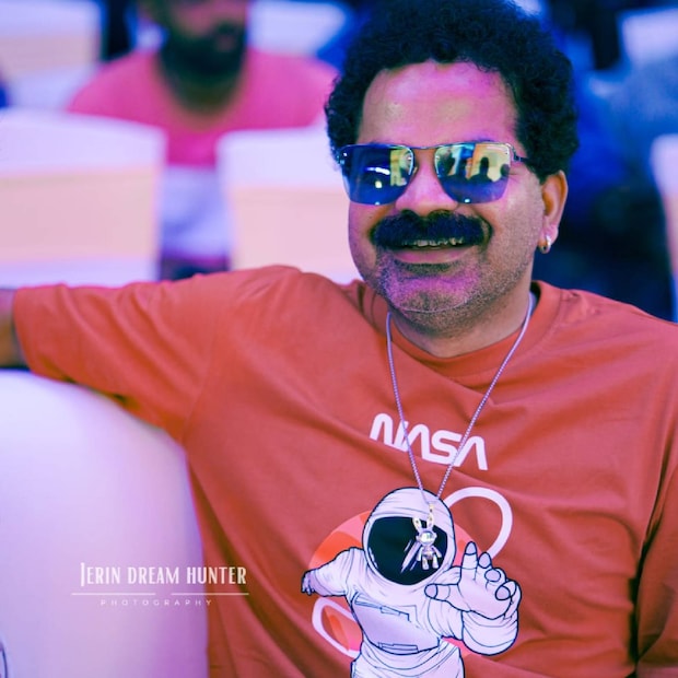  എന്നാൽ തന്നെ ട്രോളാൻ മറ്റൊരുത്തന്റേയും സഹായം വേണ്ടന്ന തരത്തിൽ വിനയ് ഫോർട്ട് തന്നെ തൻരെ ചിത്രം സമൂഹ മാധ്യമത്തിൽ പങ്കുവച്ചിരിക്കുകയാണ്