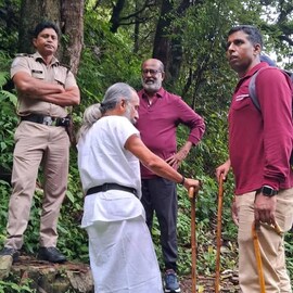 72-ാം വയസിലും മലയും മേടും ചുറുചുറുക്കോടെ കയറി  ബാബ ജി ​ഗുഹ സന്ദർശിച്ച് രജനികാന്ത്