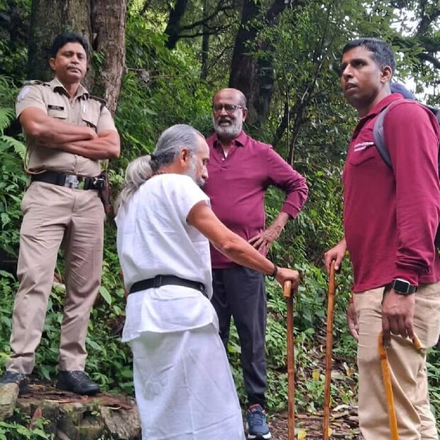 തന്റെ ഏത് ചിത്രവും റിലീസ് ചെയ്യുന്നതിനു മുന്നോടിയായി ഹിമാലയത്തിൽ സന്ദർശനം നടത്തുന്നത് നടൻ രജനികാന്തിന്റെ പരിവാണ്. കൊവിഡ് കാലത്ത് മാത്രമാണ് ഈ ഒരു യാത്ര സാധ്യമാക്കാത്തത്.