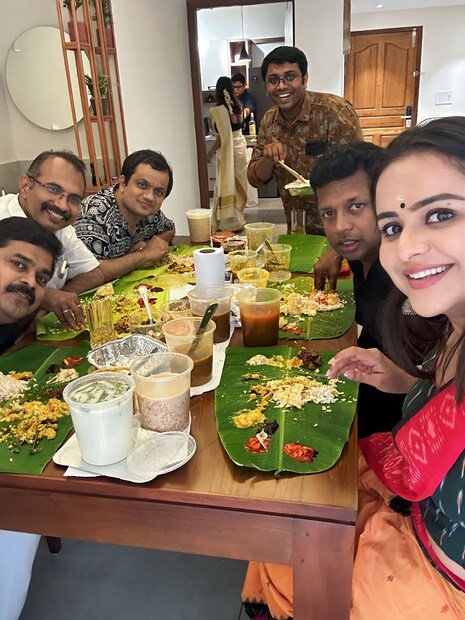  മാമാങ്കം സിനിമയിലെ 'മൂക്കൂത്തി' പാട്ടിലൂടെയാണ് താരം മലയാളികളുടെ ഹ്യദയം കവർന്നത്.