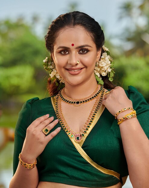  താരത്തിന്റെ പുത്തൻ ഫോട്ടോഷൂട്ട് ചിത്രങ്ങളായി സോഷ്യൽ മീഡിയ ഏറ്റെടുത്തിരിക്കുന്നത്.