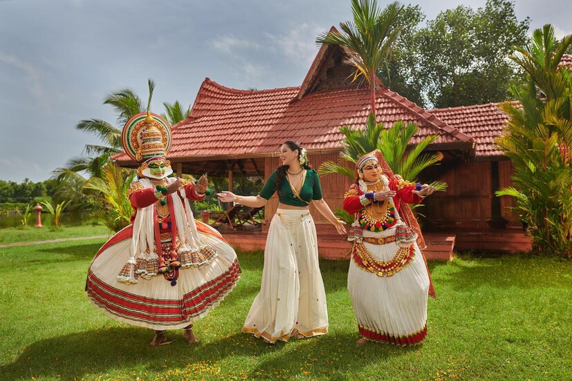  ട്രെഡീഷണൽ ആഭരണങ്ങളും കൂടുതൽ ഭംഗി നൽകുന്നുണ്ട്.