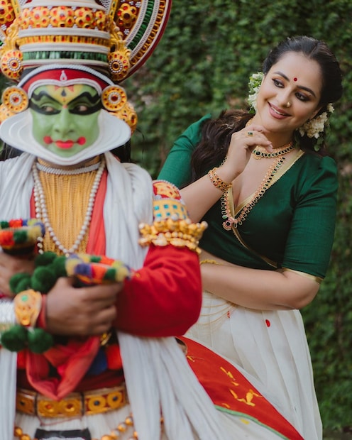  ഡിസൈനുകളുള്ള വെള്ള പാവാടയും അതിനൊപ്പം പച്ച കളർ ടോപ്പുമാണ് താരം ധരിച്ചിരിക്കുന്നത്.