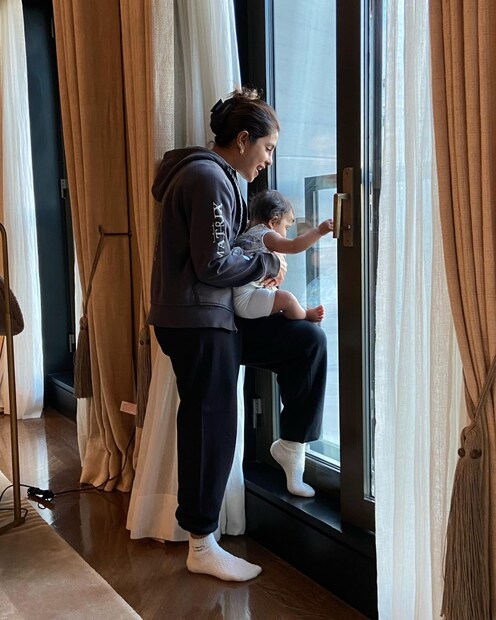  മകളെ എടുത്തു നിൽക്കുന്ന പ്രിയങ്കയുടെ ഒരു ക്യാൻഡിഡ് ചിത്രമാണ് അടുത്തത്.