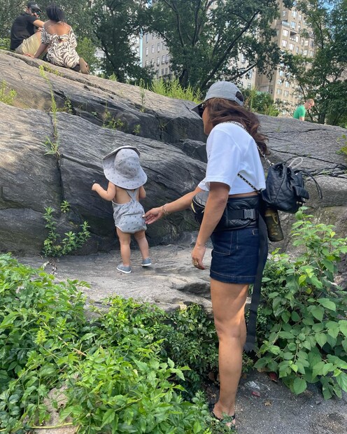  'ഓഗസ്റ്റ് മാജിക്' എന്നാണ് ഒരുപിടി ചിത്രങ്ങൾ ഇൻസ്റ്റാഗ്രാമിൽ പോസ്റ്റ് ചെയ്തുകൊണ്ട് താരം കുറിച്ചത്. ഓഗസ്റ്റ് മാസത്തിൽ മകൾക്കും ഭർത്താവിനുമൊപ്പം യാത്ര ചെയ്തതിന്‍റെ ഓര്‍മ്മകളാണ് പ്രിയങ്ക ഇന്‍സ്റ്റഗ്രാമിലൂടെ പങ്കുവച്ചത്. 