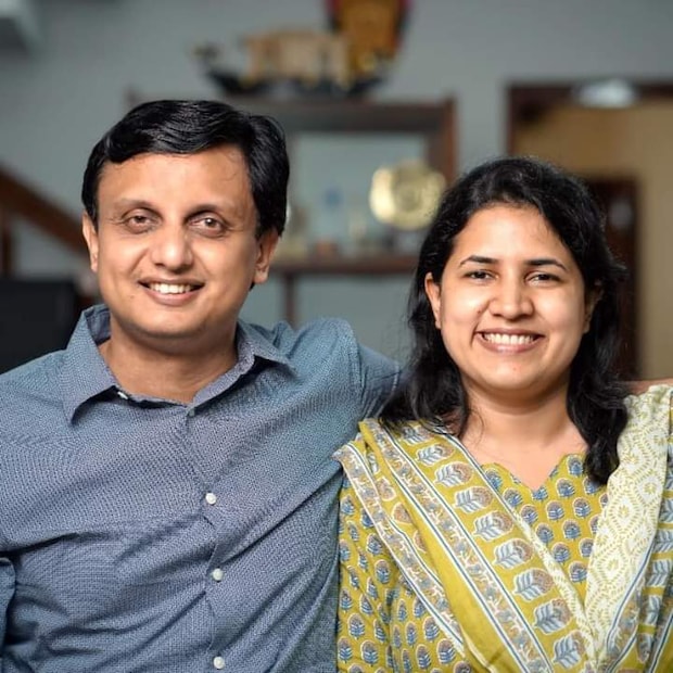  പൂക്കൾ കൊണ്ട് അലങ്കരിച്ചിരിക്കുന്ന  ഊഞ്ഞാലിലാണു വീണ ഇരിക്കുന്നത്. റിയാസ് തൊട്ടുപിന്നിൽ നിൽക്കുന്നതുമാണു ചിത്രം. നീല തീമിലുള്ള പുതുവസ്ത്രമാണ് ഇരുവരും അണിഞ്ഞിരിക്കുന്നത്.