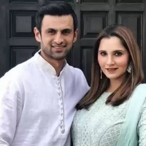  ഇന്ത്യൻ ടെന്നീസ് താരം സാനിയ മിർസയും (Sania Mirza) പാകിസ്താനി ക്രിക്കറ്റ് താരമായ ഭർത്താവ് ഷോയിബ് മാലിക്കും (Shoaib Malik) വേർപിരിയുന്നുവെന്ന വാർത്ത കുറച്ചേറെ നാളുകളായി പ്രചരിക്കുന്നുണ്ട്. പക്ഷേ ഇരുവരും ഇക്കാര്യത്തിൽ പ്രതികരണം ഏതും നൽകിയില്ല. എന്നാൽ ഷോയിബിന്റെ പക്കൽ നിന്നും കാര്യങ്ങളുടെ സ്ഥിതിഗതികൾ പറയാതെ പറയുന്ന വിധമാണ് ഇപ്പോൾ ലഭിക്കുന്ന വിവരം