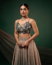 Saniya Iyappan | ഈ കുട്ടിക്ക് എന്താ പറ്റിയേ ? വിഷാദം നിറഞ്ഞ മുഖവുമായി സ്റ്റേജില്‍ സാനിയ ഇയ്യപ്പന്‍