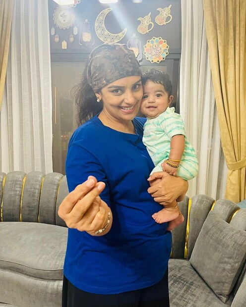  ശ്വേതാ മേനോന്റെ തോളത്തിരുന്ന് വാത്സല്യം ഏറ്റു വാങ്ങുകയാണ് കുഞ്ഞ്. ഇടയ്ക്ക് ശ്വേതാ മേനോന്റെ മടിയിൽ കയറിയും കൊഞ്ചുന്നുണ്ട്. ആളൊരു താര പുത്രനാണ്. ജനിച്ച് കുറച്ചുനാൾ കാത്തിരുന്ന ശേഷം മാത്രമാണ് അമ്മയും അച്ഛനും അവന്റെ മുഖം പുറത്തുവിട്ടത് (തുടർന്ന് വായിക്കുക)