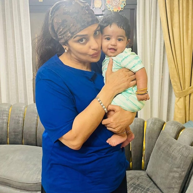  ജനിച്ചയുടനെ സ്വന്തമായി സോഷ്യൽ മീഡിയ പ്രൊഫൈലുകളുടെ ഉടമകളാവുന്ന കുഞ്ഞുവാവകളുടെ എണ്ണം നമ്മുടെ നാട്ടിൽ കൂടുകയാണ്. പ്രത്യേകിച്ചും അവരുടെ അച്ഛനോ അമ്മയോ അല്ലെങ്കിൽ രണ്ടുപേരുമോ അതിനോടകം സോഷ്യൽ മീഡിയ ഇൻഫ്ലുവെൻസർമാർ ആയാൽ, കുഞ്ഞിന് ഒരു പേജ് ഉറപ്പാണ്. അതുപോലൊരു കുഞ്ഞുവാവയുടെ പേജിൽ വന്ന ചിത്രമാണിത്. ശ്വേതാ മേനോനും (Shwetha Menon) ടാഗ് ഉണ്ട്