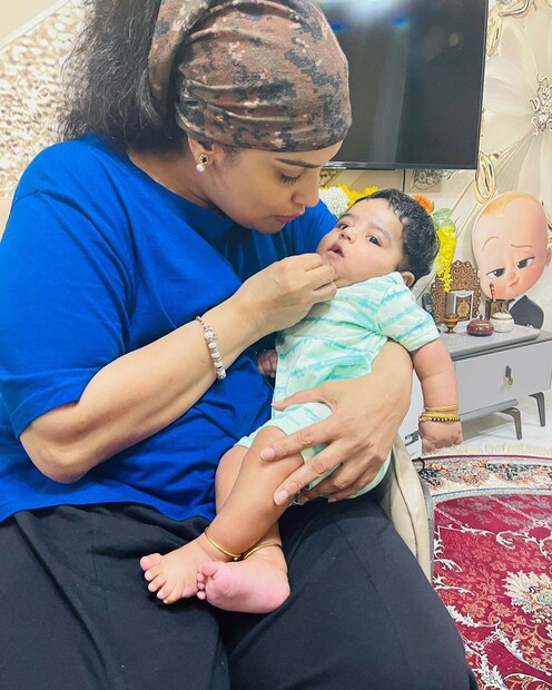  കേവലം 10 ദിവസങ്ങൾ മാത്രം പ്രായമായതുമുതലുള്ള ചിത്രങ്ങൾ ഹംദാന്റെ ഇൻസ്റ്റഗ്രാം പ്രൊഫൈലിൽ കാണാം. അതിലൊന്ന് ന്യൂബോൺ ഫോട്ടോഷൂട്ടിന്റെ ചിത്രമാണ്. അത് കഴിഞ്ഞാൽ, തല മൊട്ടയടിക്കുന്നതിന്റെയും മറ്റും ദൃശ്യങ്ങളും പേജിൽ ലഭ്യം