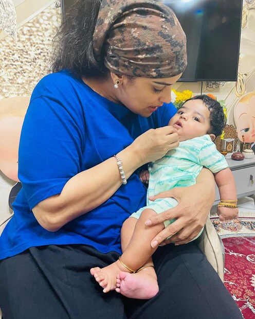  കൈവളയും കാൽത്തളയും കുഞ്ഞുടുപ്പും പാല്പുഞ്ചിരിയുമായി ഹംദാൻ ശ്വേതയുടെ ഒപ്പം കൂടുന്നു. പതിയെ പതിയെ ഹംദു എന്ന് വിളിക്കുന്ന ഹംദാൻ പൊതു ചടങ്ങുകളിൽ പങ്കെടുത്തു തുടങ്ങിയിട്ടുണ്ട്. അടുത്തിടെ നടന്ന വിവാഹത്തിൽ അച്ഛന്റെയും അമ്മയുടേയും ഒപ്പം ഹംദുവുമുണ്ട്