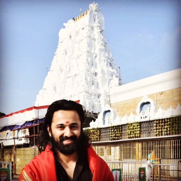  സംവിധായകൻ തന്നെയാണ് രചയിതാവും. 'മിത്താണോ? ഭാവനയോ? സാങ്കൽപ്പിക കഥാപാത്രമോ? അതോ യാഥാർത്ഥ്യമോ?' എന്ന ടാഗ് ലൈനോട് കൂടിയാണ് ചിത്രം പ്രഖ്യാപിച്ചത്. ഇനിയും കെട്ടടങ്ങാത്ത മിത്ത് വിവാദത്തിന്റെ പശ്ചാത്തലത്തിൽ ചിത്രത്തിന് പ്രചോദനം ഷംസീറിന്റെ പരാമർശമോ എന്ന ചോദ്യം പലകോണുകളിൽ നിന്നും ഉയർന്നു കഴിഞ്ഞു (തുടർന്ന് വായിക്കുക)