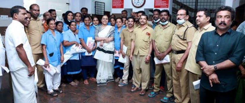  തിരുവോണ ദിവസം ആശുപത്രികളില്‍ ജോലി ചെയ്യുന്ന ആരോഗ്യ പ്രവര്‍ത്തകര്‍ക്ക് ഓണസമ്മാനങ്ങൾ നൽകി മന്ത്രി വീണാ ജോര്‍ജ്. തിരുവനന്തപുരം മെഡിക്കല്‍ കോളേജിലും എസ്എടിയിലും ജനറല്‍ ആശുപത്രിയിലും മന്ത്രി സന്ദര്‍ശനം നടത്തി. ലാസ്റ്റ് ഗ്രേഡ് ജീവനക്കാര്‍ക്ക് ഓണ സമ്മാനവും നല്‍കിയിട്ടാണ് മന്ത്രി മടങ്ങിയത്.