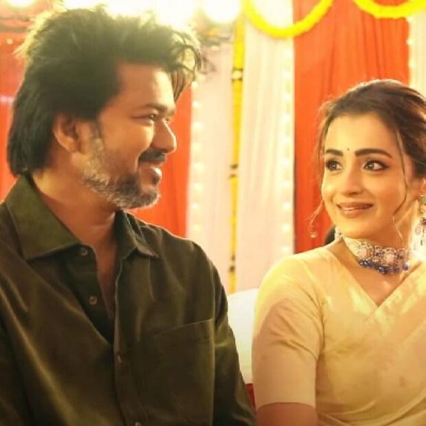  രണ്ടുപേരെയും ഇവിടുത്തെ ഒരു പൊതുസ്ഥലത്തുവച്ചാണ് ക്യാമറാ കണ്ണുകൾ ഒപ്പിയെടുത്തത്. എന്ത് കാരണത്താലാണ് വിജയ്‌യും തൃഷയും ഒന്നിച്ചുപോയത് എന്നാണ് ചോദ്യം. ഈ വർഷത്തിന്റെ തുടക്കത്തിൽ വിജയ് ഭാര്യയുമായി വേർപിരിയുന്നു എന്ന് സ്ഥിരീകരിക്കാത്ത വാർത്തകൾ പ്രചരിച്ചിരുന്നു