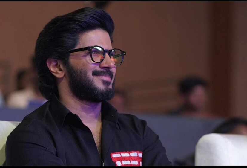  ഫോട്ടോയ്ക്ക് പോസ് ചെയ്യുമ്പോള്‍ ആരാധകരിൽ നിന്നുണ്ടാകുന്ന അപ്രതീക്ഷിത നീക്കം ഞെട്ടിച്ചിട്ടുണ്ടെന്നും താരം പറയുന്നു. ഫോട്ടോ എടുക്കാനായി അടുത്ത് വന്ന് അപ്രതീക്ഷിതമായി കവിളില്‍ ചുംബിക്കും എന്നും ദുൽഖർ പറയുന്നു.