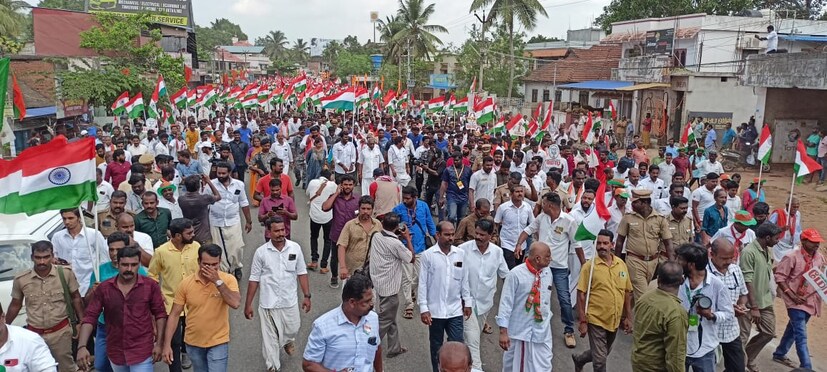  സ്വാതന്ത്ര്യ ദിനം ആയതിനാൽ ദേശിയ പതാക കൈയിലേന്തിയാണ് അണ്ണാമലൈയും യാത്രയില്‍ അദ്ദേഹത്തെ അനുഗമിക്കുന്ന അംഗങ്ങളും പദയാത്രയില്‍ പങ്കെടുത്തത്.
