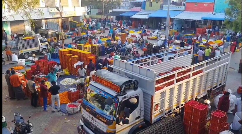  കന്യാകുമാരി: അത്തമെത്തിയതോടെ തിരുവിതാംകൂറിന്റെ പൂക്കട എന്നറിയപ്പെടുന്ന തോവാള ഗ്രാമം ഉത്സവലഹരിയായി.ചിങ്ങമാസം തുടങ്ങിയത് മുതൽ തോവാളയിൽ പൂക്കള്‍ കൊണ്ട് നിറഞ്ഞു. പുലർച്ചെ നാലുമണി മുതൽ തന്നെ പൂവിപണി തുടങ്ങും. ബെംഗളൂരു, ദിൻഡിഗൽ എന്നീ സ്ഥലങ്ങളിൽ നിന്നാണ് തോവാളയിൽ പൂക്കളെത്തുന്നത്. മുല്ല, ജമന്തി, പിച്ചി, വാടാമല്ലി, റോസ്, താമര തുടങ്ങിയ പൂക്കളാണ് തോവാളയിൽ അധികം വിറ്റ് പോകുന്നത്.