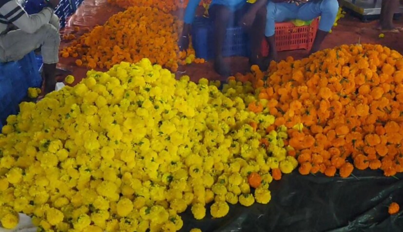  അയിത്തം നിലനിന്ന കാലം പൂ വാങ്ങാൻ ആരും എത്തിയിരുന്നില്ല.  ഈ സ്ഥിതി മനസ്സിലാക്കിയ രാജാവ് പത്മനാഭപുരം കൊട്ടാരത്തിലേക്കും പത്മനാഭസ്വാമി ക്ഷേത്രത്തിലേക്കും പൂക്കൾ തോവാളയിൽ നിന്ന് എത്തിക്കാൻ ഉത്തരവിട്ടു. അതോടെ പൂക്കളോടുള്ള അയിത്തം മാറി. രാജഭരണകാലം വരെയും പത്മനാഭസ്വാമി ക്ഷേത്രത്തിലേക്ക് ഇവിടെ നിന്നാണ് പൂക്കൾ എത്തിച്ചിരുന്നത്.