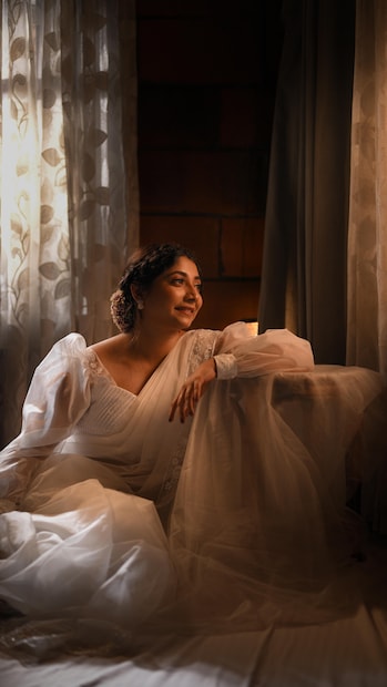  സംഗീത സംവിധായകൻ ഗോപി സുന്ദറുമായി ഒരു പതിറ്റാണ്ടിലേറെ നീണ്ട ലിവിങ് ടുഗെദർ ബന്ധം കഴിഞ്ഞ വർഷമാണ് അവസാനിച്ചത്. ഇതിനു പിന്നാലെ ഗോപി ഗായിക അമൃതയുമായി ജീവിതം തുടങ്ങിയെങ്കിലും, അഭയ തന്റെ വ്യക്തിജീവിതത്തെക്കുറിച്ച് എവിടെയും ഒന്നും പരാമർശിച്ചില്ല (തുടർന്ന് വായിക്കുക)
